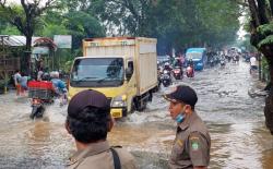 Banjir di Jalan M Toha Tangerang Sebabkan Macet hingga 2 Kilometer