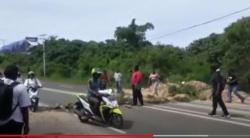 Massa Blokade Jalan Jelang Pelantikan Pj Gubernur Papua Barat