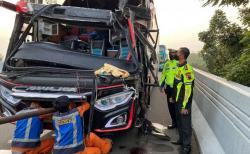  Ngeri, Tabrakan Beruntun 4 Bus, Mobil dan Truk di Exit Tol Karanganyar, 1 Tewas 12 Luka