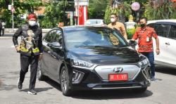 Bupati Sumenep Ahmad Fauzi Pamer Mobil Listrik saat Hadiri Halalbihalal di Grahadi 