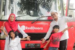 Mudik ke Kampung Halaman, Keluarga Ibu Yuliantini Berangkat dengan Campervan dari RedDoorz