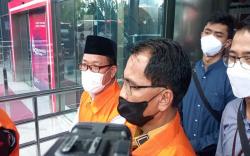 Tangan Diborgol dan Tertunduk, 15 Tersangka Anggota DPRD Muara Enim Diperiksa KPK<