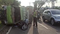 Truk di Sukabumi Rem Blong, Sopir Nekat Tabrakan ke Pembatas Jalan hingga Terguling<