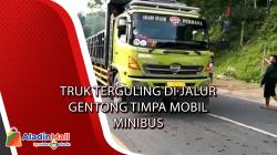 Truk Terguling di Jalur Gentong Timpa Mobil Minibus