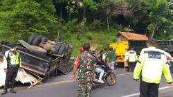 Ngeri, Truk Tronton Terguling dan Muatannya Timpa Minibus di Jalur Gentong Tasikmalaya