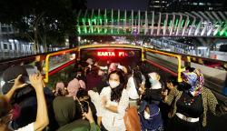 Antusiasme Warga Naik Bus Wisata Transjakarta pada Hari Terakhir