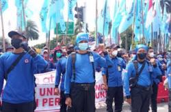 Ratusan Buruh Bubarkan Diri Sambil Nyanyi Padamu Negeri Usai Tuntutan Diterima