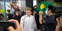 Begini Kondisi Kiki Farrel saat Mendoakan Mendiang Ibunda di Masjid Baiturrahman Cirendeu