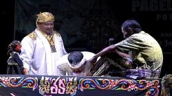 Dedi Mulyadi Cium Kaki Kakek Petani di Cibingbin Kuningan, Ini Alasannya<