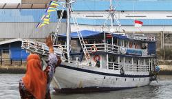 Rumah Sakit Terapung Unair Jalani Misi Pelayanan Kesehatan ke Pulau Terpencil