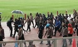 GBK Diguyur Hujan, Kapolri Listyo Sigit Basah-basahan demi Sapa Buruh di GBK