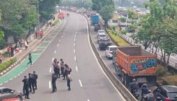 Massa Buruh Padati Depan Gedung DPR, Arus Lalin Arah Slipi Ditutup Sementara