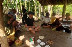 Nostalgia Waktu Kecil, Bupati Gunungkidul Sunaryanta Ikut Petani Panen Kacang<