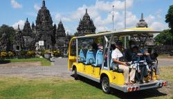 Keliling Kompleks Candi Prambanan Naik Mobil Listrik