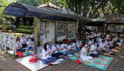 Umat Buddha Sembahyang Tri Suci Waisak dengan Khidmat