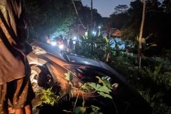 Tak Kuat Menanjak di Mangunan Dlingo, Bus Hantam 2 Mobil di Belakangnya