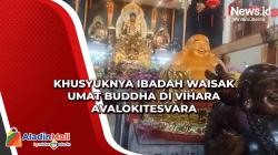 Khusyuknya Ibadah Waisak Umat Buddha di Vihara Avalokitesvara