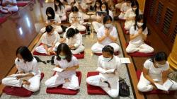 Peringati Waisak, Umat Buddha di Gorontalo Ikuti Puja Bhakti    