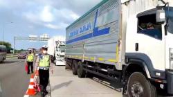 Arus Balik Liburan Padati Tol Cikampek, Truk Sumbu 3 Dialihkan ke Arteri Pantura