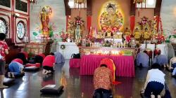 Rayakan Waisak, Vihara Tanda Bhakti Bandung Dipadati Ratusan Umat Buddha<