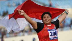 Raih Emas SEA Games, Atlet Tolak Peluru Indonesia Kibarkan Bendera Merah Putih