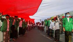 Ratusan Masyarakat Lintas Agama Bentangkan Merah Putih Sepanjang 300 Meter