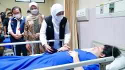 Jenguk Korban Bus Maut di Rumah Sakit, Gubernur Khofifah: Semoga Kembali Sehat