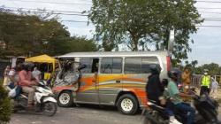 Minibus Sarat Penumpang Tabrak Truk Sampah di Aceh Timur, 6 Orang Terluka