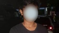 Pria Kombos Ini Seenaknya Ancam Orang sedang Ngobrol Pakai Senjata Tajam