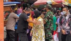 Aksi Paspampres Refleks Halangi Risma Dekati Jokowi, Begitu Sadar Langsung Turunkan Tangan