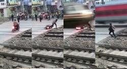 Viral Pengendara Motor Terobos Pintu Perlintasan Nyaris Tewas Tersambar Kereta<