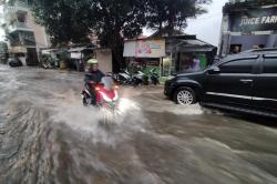 Hujan Deras, Jalan di Kota Bogor Ini Jadi Mirip Aliran Sungai