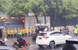 Toa Mati gegara Hujan Lebat, Massa Aksi di Depan Kedubes Singapura Bubarkan Diri