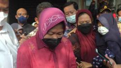 Kunjungi Bocah di Rembang yang Diamputasi karena Tumor, Risma Beri Hadiah Boneka Boba