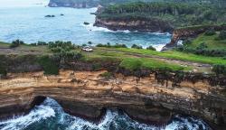 Foto dari Udara Keindahan Tebing Karang Bolong Pacitan