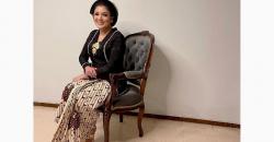 Cantiknya Nindy Ayunda Berkebaya Hitam, Desainer: Buat Malam Satu Suro