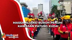 Massa Aliansi Buruh Penuhi Kawasan Patung Kuda
