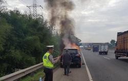 Mobil di Tol Tangerang Merak Hangus Terbakar gegara Overheat