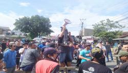 Warga Blokade Jalan Nasional Sukabumi-Bogor, Lalu Lintas Lumpuh 1 Jam<