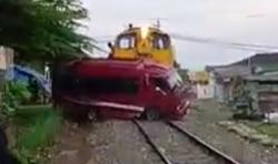 Mengerikan, Detik-detik Mobil Angkutan Prona Tertabrak KA Wisata di Ambarawa