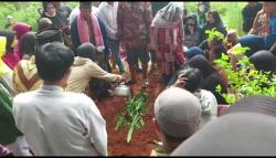  Isak Tangis Keluarga Pecah saat Pemakaman 2 Korban Tewas Bus PO Pandawa di Ciamis<
