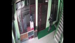 Terekam CCTV Pria di Bandung Nekat Gasak Kotak Amal Masjid saat Warga Berlalu-lalang<