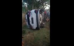 Viral Mobil Dirusak lalu Digulingkan Warga gegara Tabrak Pemotor