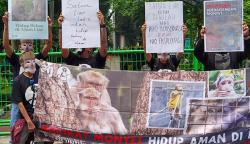 Aksi Koalisi Monyet Ekor Panjang Protes Perdagangan Satwa Liar
