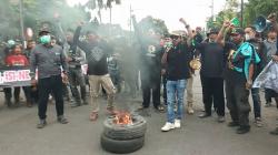 Demo Perbaikan Infrastruktur, Warga Bakar Ban di depan Kantor Bupati Pemalang