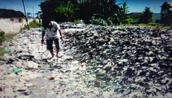 Gegara Tertutup Sampah Menggunung, Jalan 4 Desa di Cirebon Tak Dapat Dilintasi