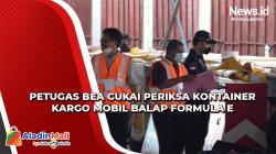 Petugas Bea Cukai Periksa Kontainer Kargo Mobil Balap Formula E
