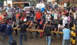 Ricuh, Aksi Warga Protes Penutupan Pelintasan KA Tanpa Palang Pintu di Ambarawa