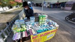 Presiden Jokowi Longgarkan Prokes, Omzet Pedagang Masker di Bandung Merosot 50 Persen<