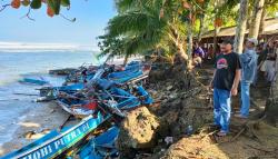 Gelombang Tinggi Hantam Pantai Minajaya Sukabumi, Puluhan Perahu Hancur<